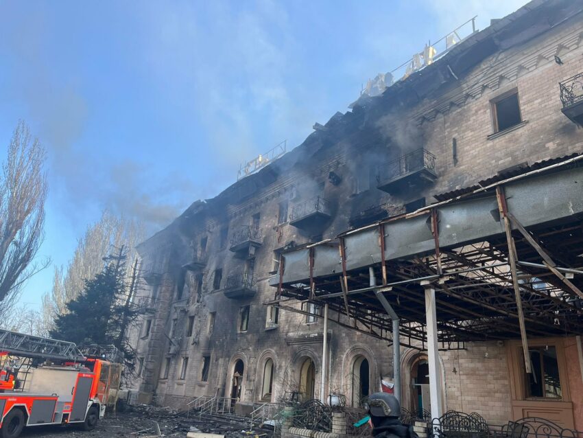 Пошкодили готель та зруйнували гаражі: росіяни обстріляли Слов'янськ (фото) - Фото №2