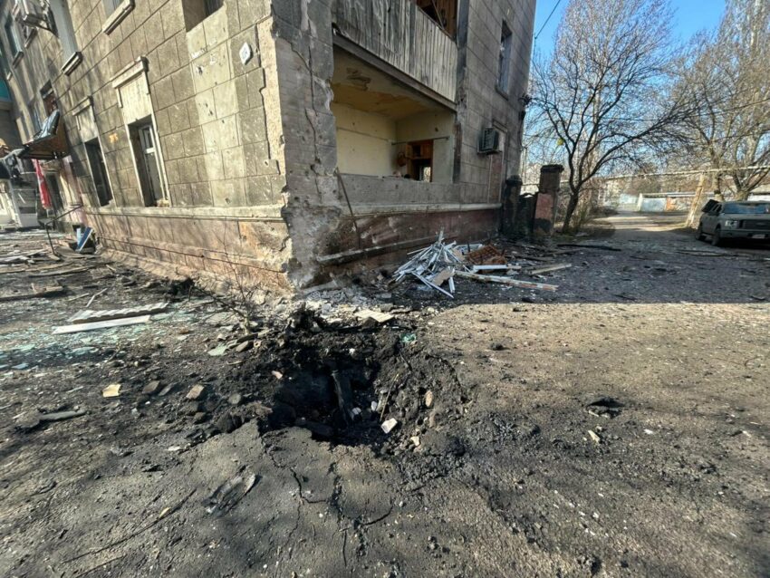 Пошкодили готель та зруйнували гаражі: росіяни обстріляли Слов'янськ (фото) - Фото №3