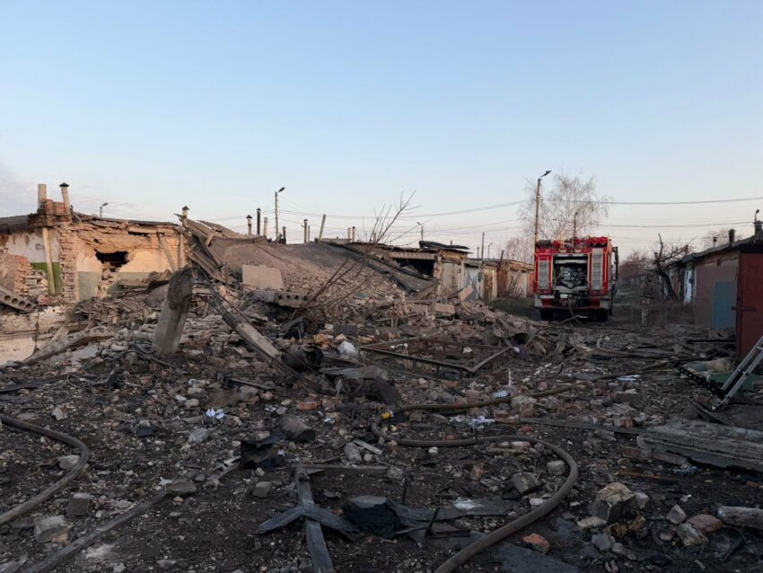 Пошкодили готель та зруйнували гаражі: росіяни обстріляли Слов'янськ (фото) - Фото №4