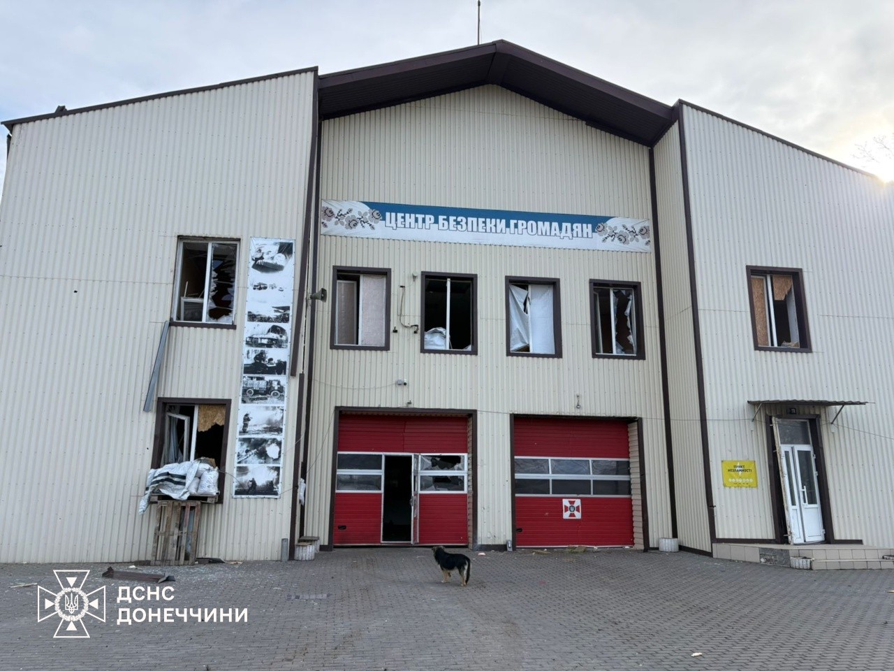Унаслідок російського обстрілу в Миколаївці пошкоджена пожежно-рятувальна частина (фото) - Фото №1