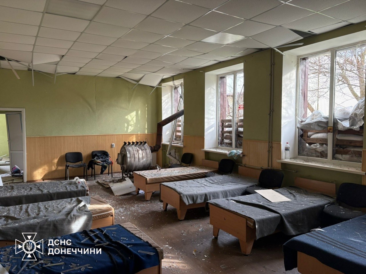 Унаслідок російського обстрілу в Миколаївці пошкоджена пожежно-рятувальна частина (фото) - Фото №3
