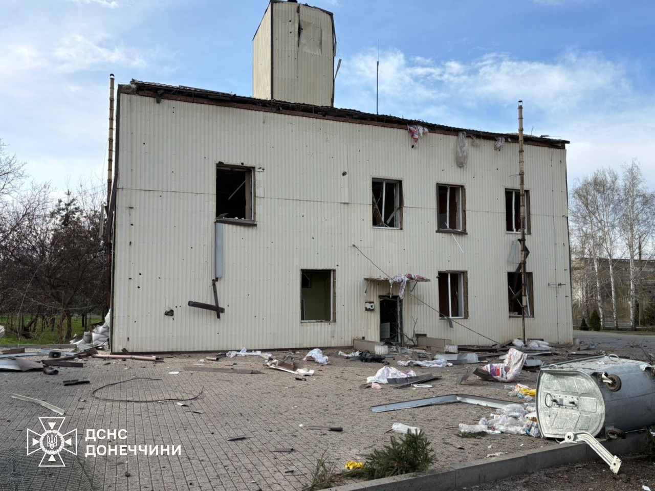 Унаслідок російського обстрілу в Миколаївці пошкоджена пожежно-рятувальна частина (фото) - Фото №2