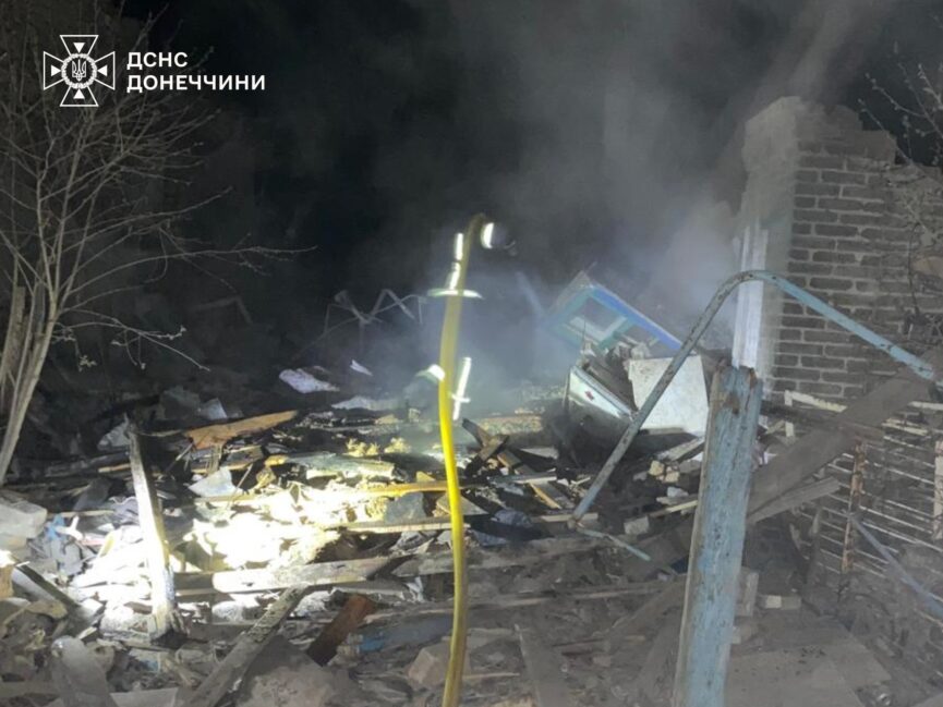 Обстріл Краматорська: рятувальники дістали тіло жінки з-під завалів будинку - Фото №1