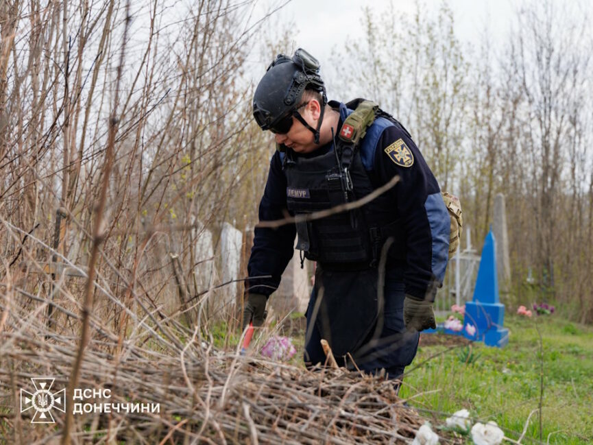 На Донеччині перед Радоницею перевіряють кладовища на вибухонебезпечні предмети - Фото №1