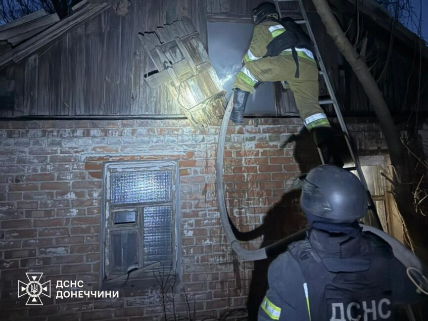 У Краматорську горів двоповерховий будинок через влучання дрона: за добу майже половина пожеж на Донеччині сталася через обстріли (фото) - Фото №1