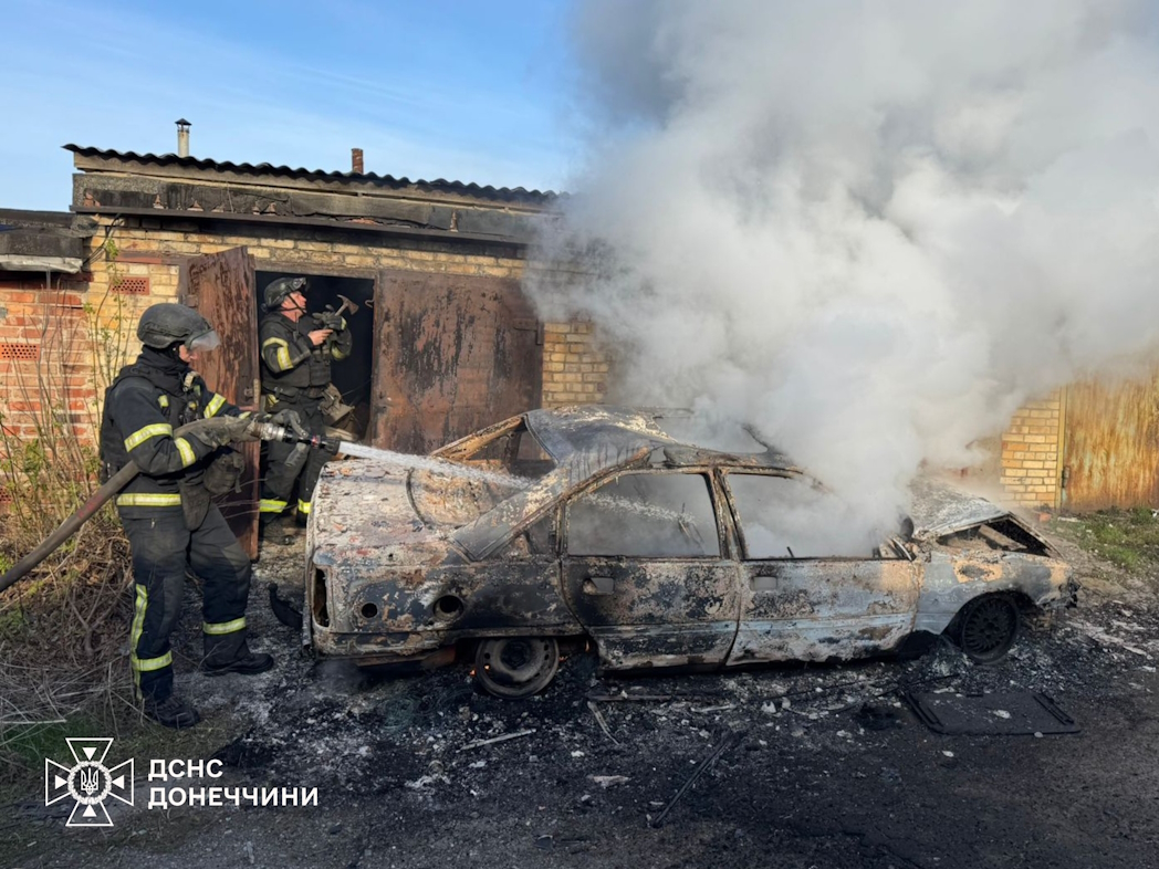 Вдарили по житловому сектору Краматорської громади: від обстрілів росіян горів будинок (фото) - Фото №1
