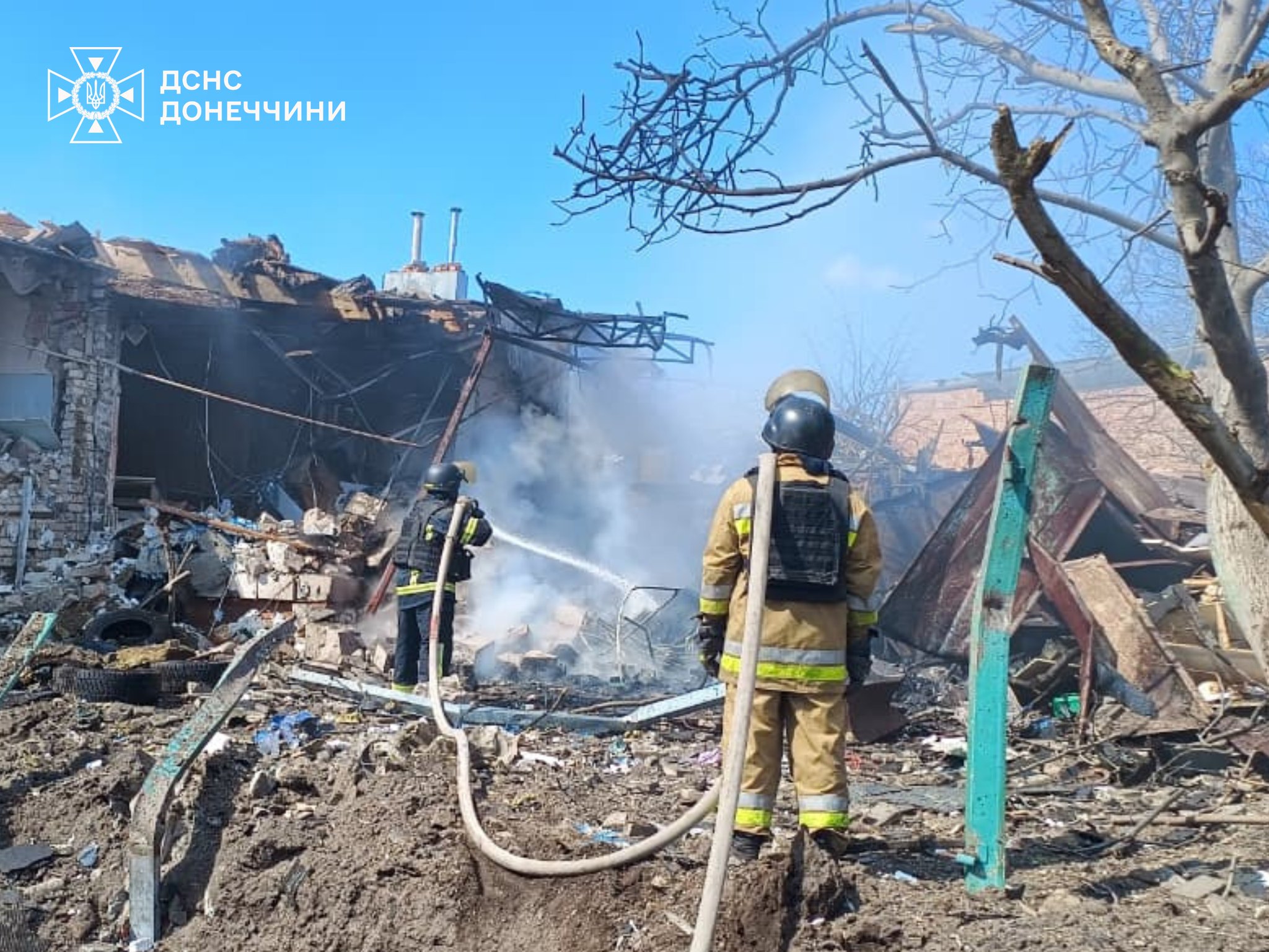 Рятувальники ліквідували пожежі у Слов'янську: займання виникли через ворожі удари (фото) - Фото №1