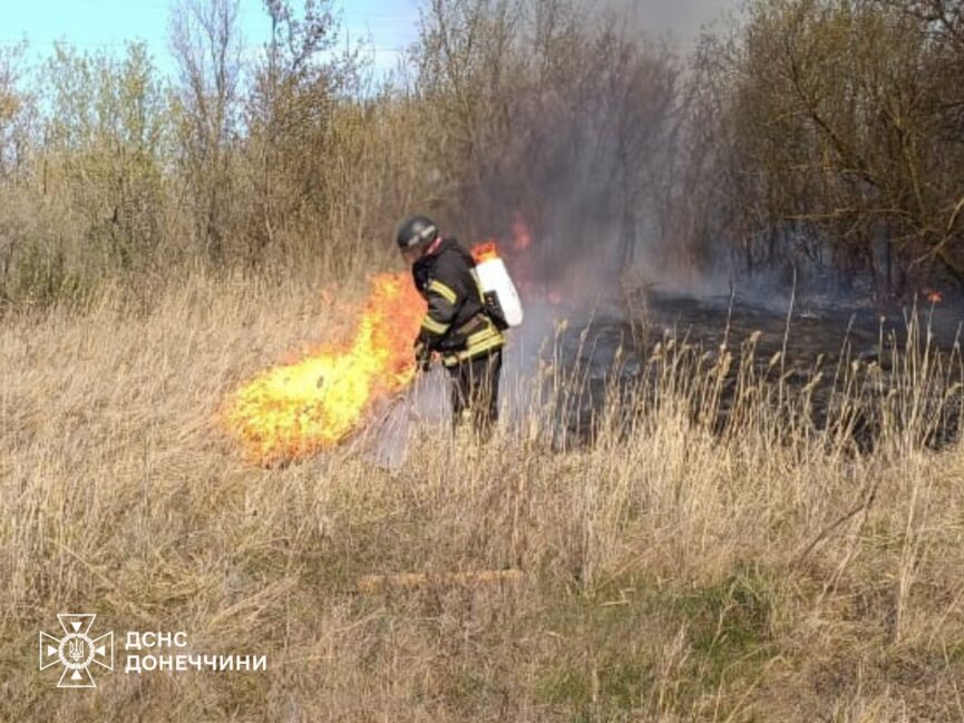 У Краматорську горів двоповерховий будинок через влучання дрона: за добу майже половина пожеж на Донеччині сталася через обстріли (фото) - Фото №2