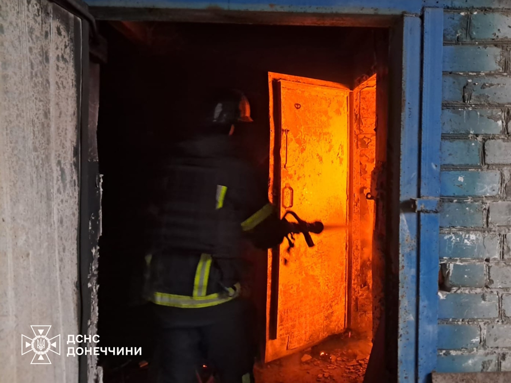 Вдарили по житловому сектору Краматорської громади: від обстрілів росіян горів будинок (фото) - Фото №3