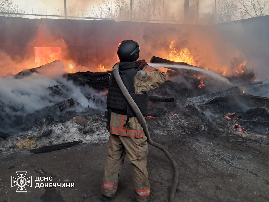 Вдарили по житловому сектору Краматорської громади: від обстрілів росіян горів будинок (фото) - Фото №2