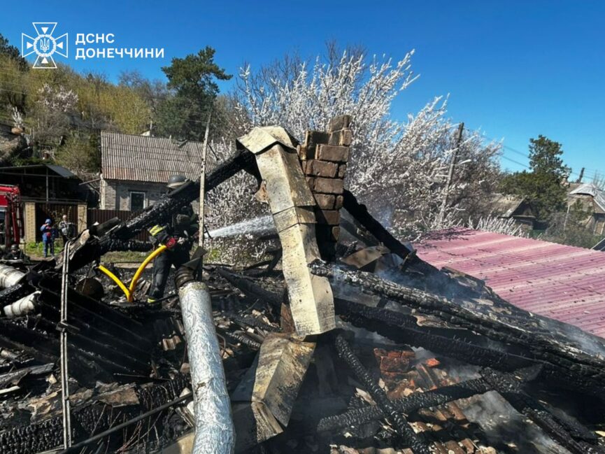 У Краматорську горів двоповерховий будинок через влучання дрона: за добу майже половина пожеж на Донеччині сталася через обстріли (фото) - Фото №4