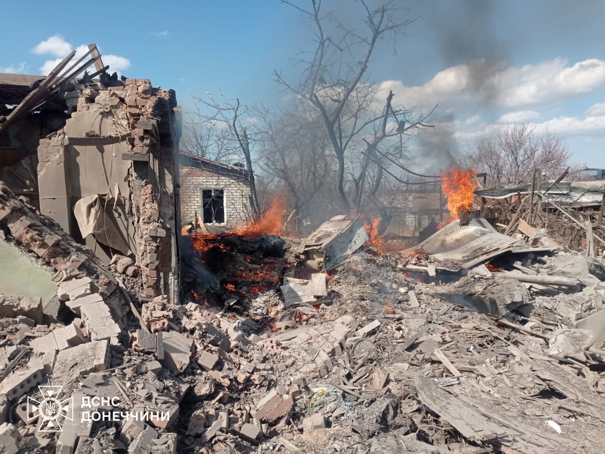 Рятувальники ліквідували пожежі у Слов'янську: займання виникли через ворожі удари (фото) - Фото №2