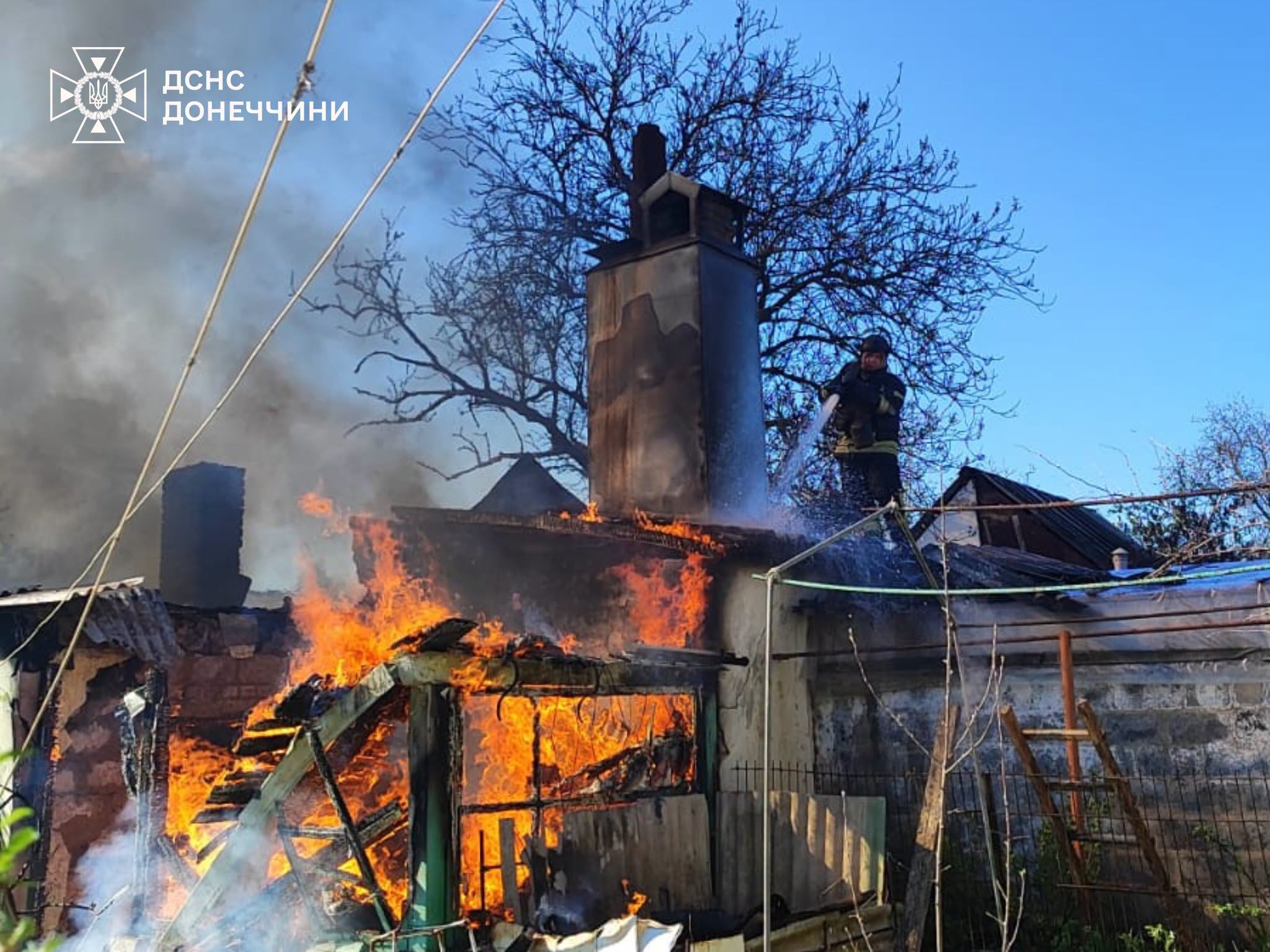 Під загрозою повторного удару: рятувальники ліквідували пожежу у Дружківці (фото) - Фото №1