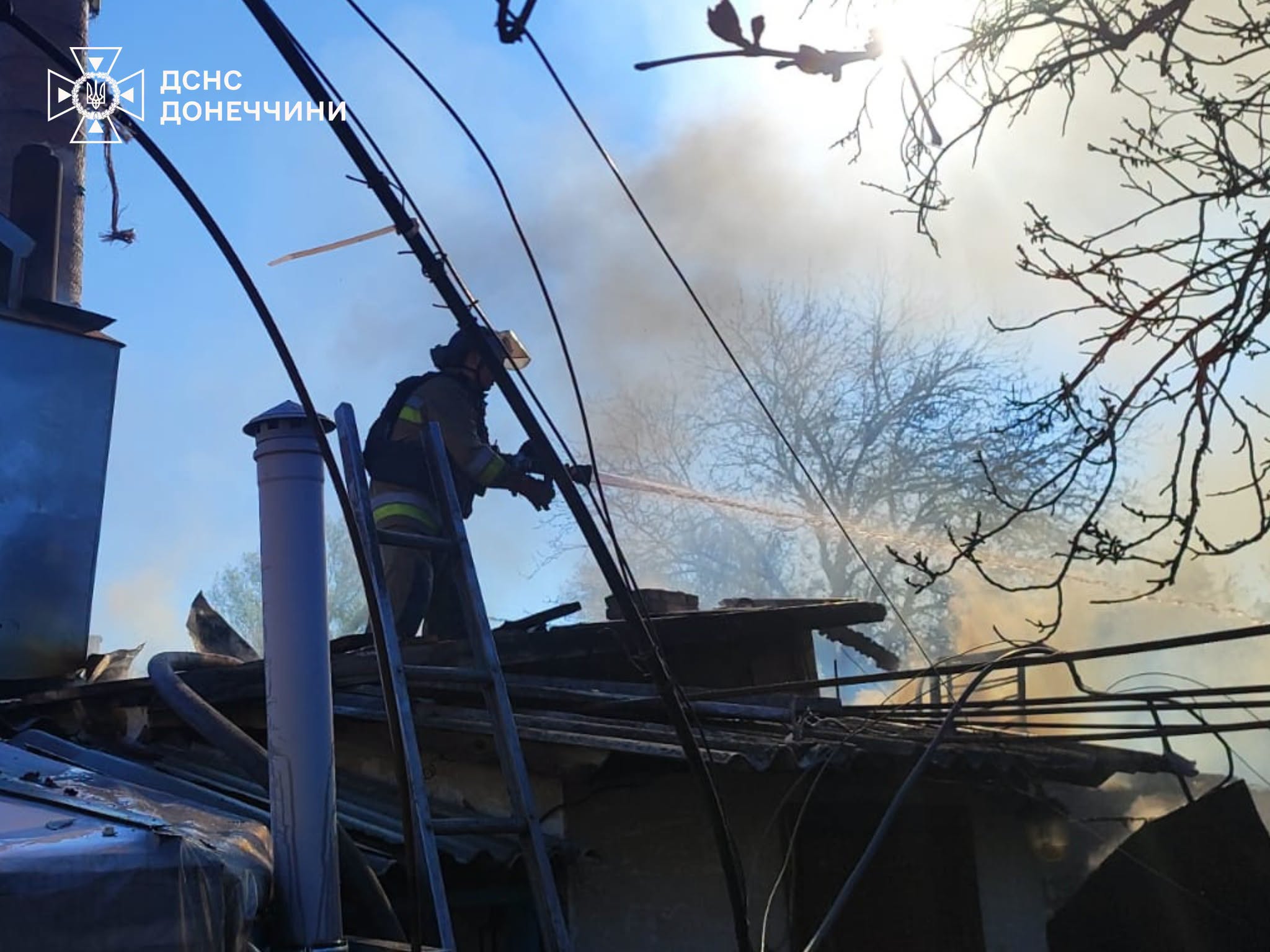 Під загрозою повторного удару: рятувальники ліквідували пожежу у Дружківці (фото) - Фото №2