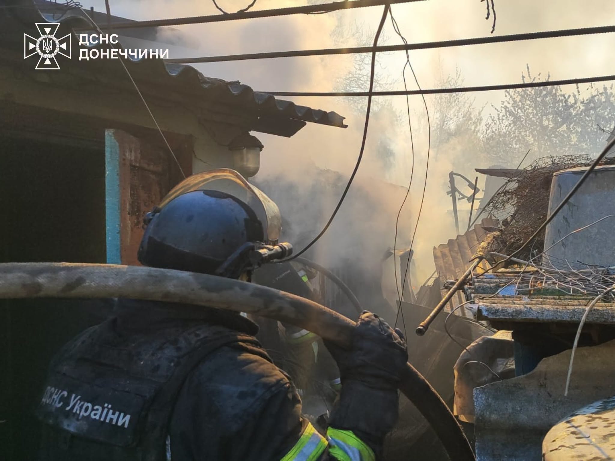 Під загрозою повторного удару: рятувальники ліквідували пожежу у Дружківці (фото) - Фото №3