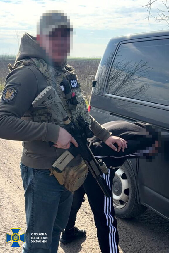 Наводив удари ворога: на Донеччині затримали коригувальника вогню (фото) - Фото №1
