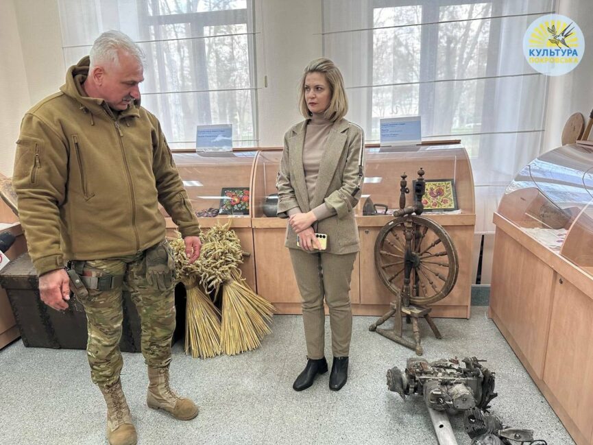 Двигуни та уламки дронів: захисники передали до Покровського музею воєнні експонати (фото) - Фото №1