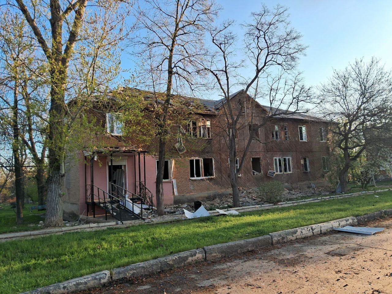 Окупанти пошкодили заклад освіти у Краматорську та будинок у Дружківці (фото) - Фото №2