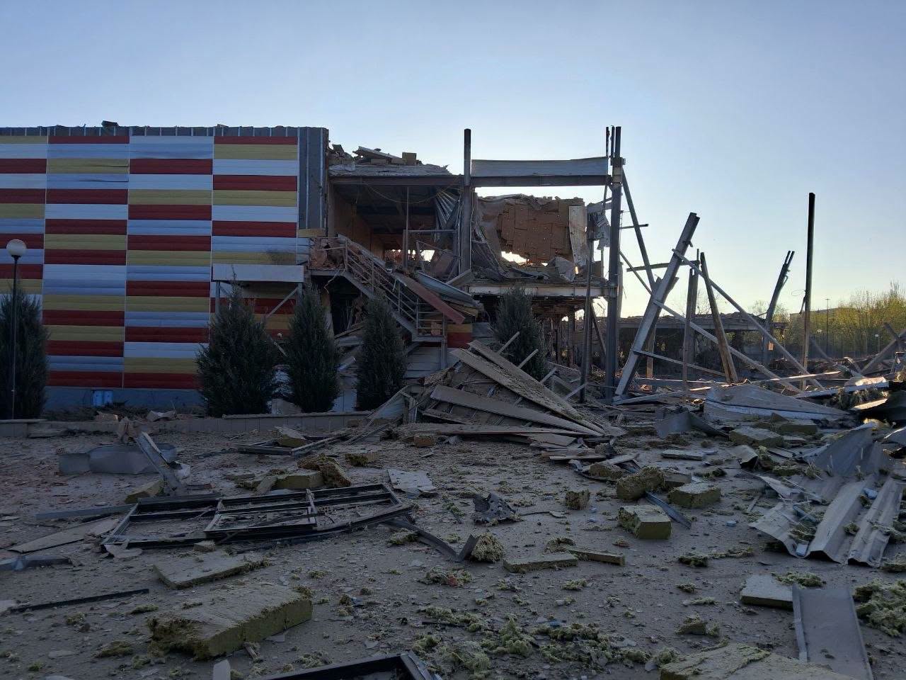 Окупанти пошкодили заклад освіти у Краматорську та будинок у Дружківці (фото) - Фото №3
