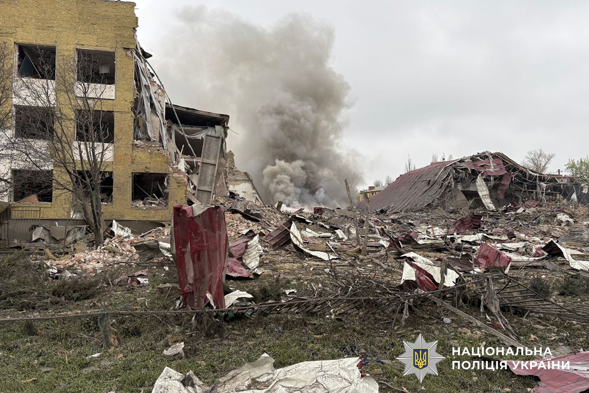 Удари по житлу та інфраструктурі: росіяни обстріляли Донеччину (фото) - Фото №1