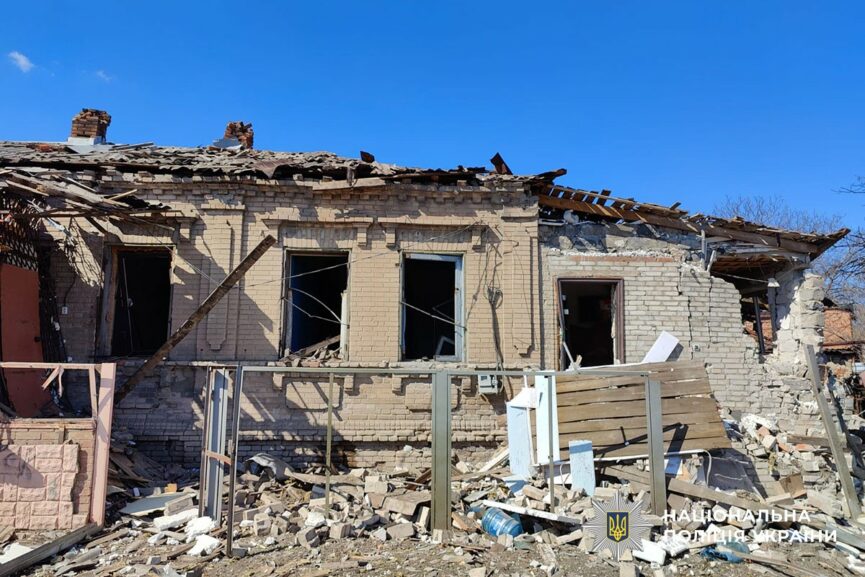 У Миколаївці ворог пошкодив п'ять багатоповерхівок: окупанти атакували Донеччину (фото) - Фото №1