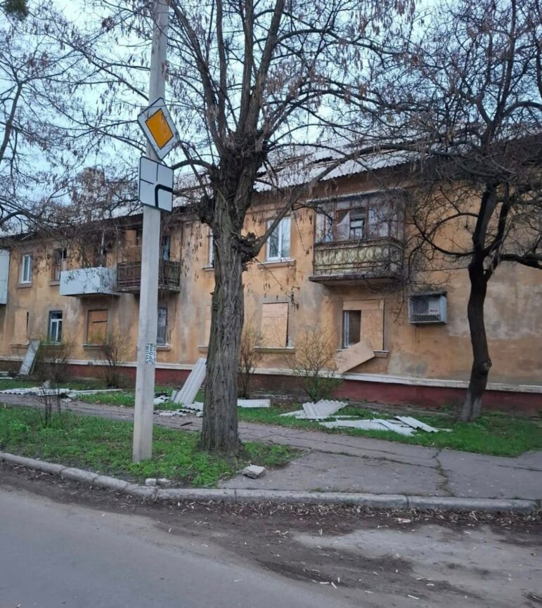 Російські війська опівночі вдарили ФАБами по Краматорську: пошкоджено багатоповерхівки та інфраструктуру - Фото №1