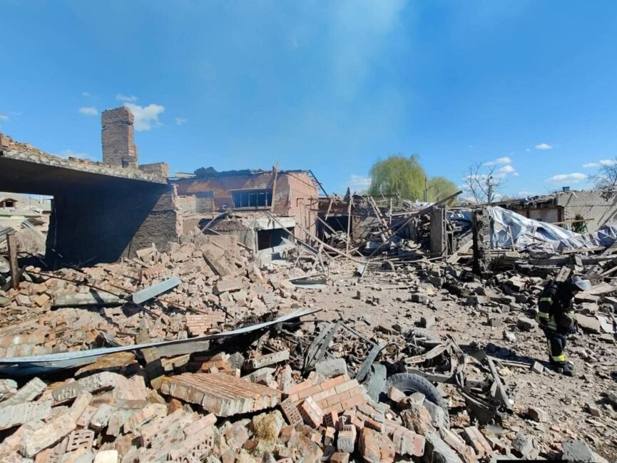 Ворожі авіаудари зруйнували будинки у Слов’янську: руйнувань зазнали понад 10 осель - Фото №1