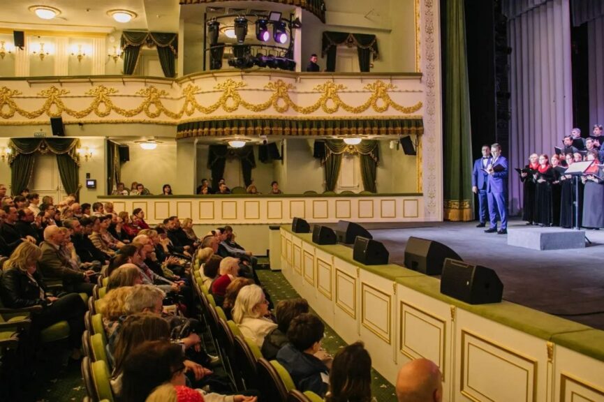 У Маріуполі окупанти провели Великдень на місці трагедії Драмтеатру - Фото №1