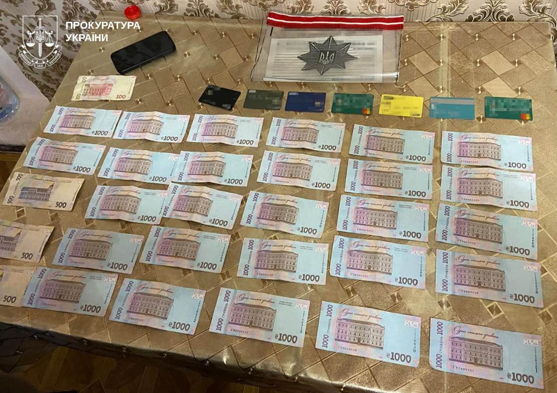 Домашня плантація і мільйони готівкою: у Краматорську викрили торговців канабісом (фото) - Фото №2