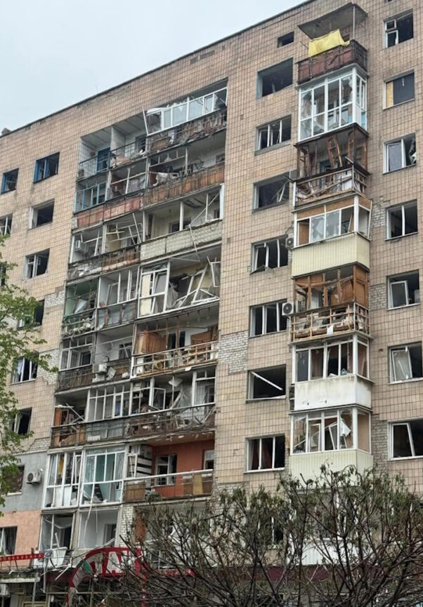 Потрощені балкони та поранені люди: окупанти скинули авіабомби на Слов'янськ (фото) - Фото №1