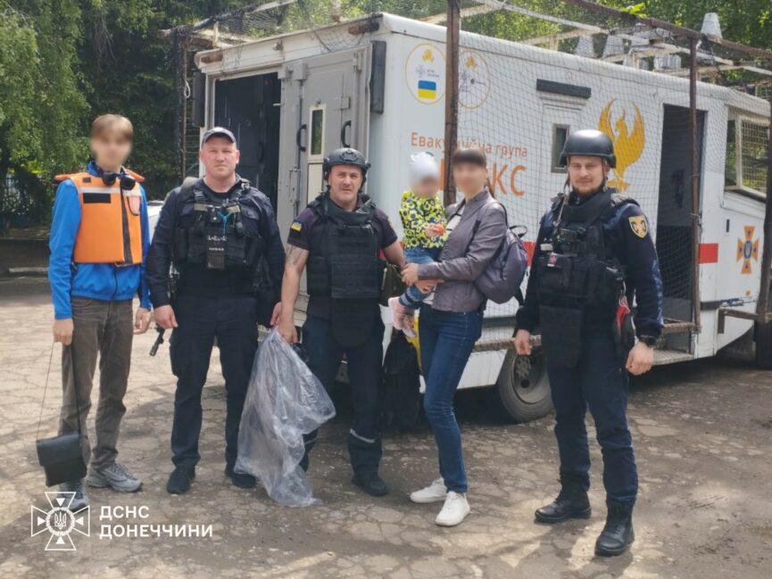Рятувальники евакуювали дітей із небезпечних територій Донеччини - Фото №1