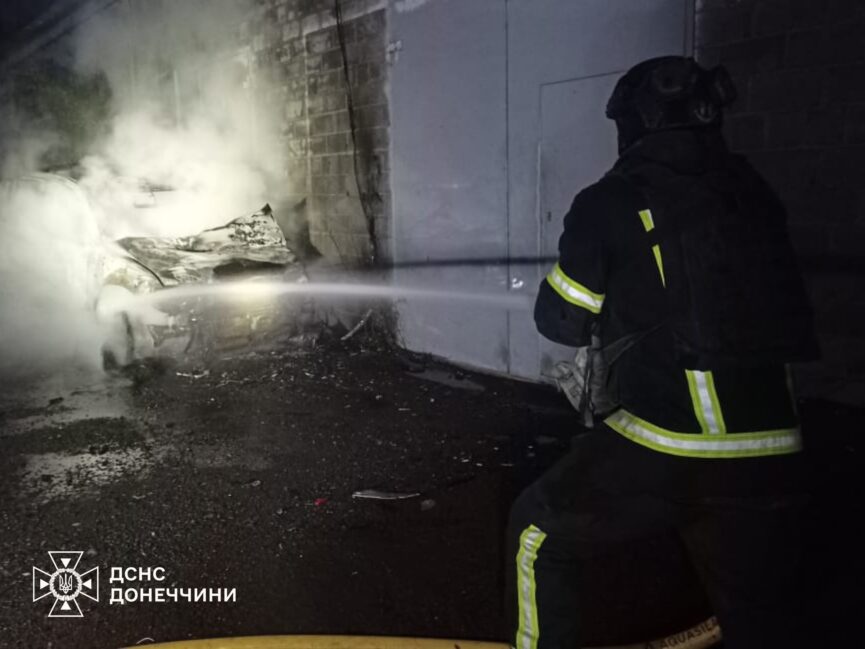 Ворожий дрон атакував цивільне авто у Краматорську: виникла пожежа (фото) - Фото №2