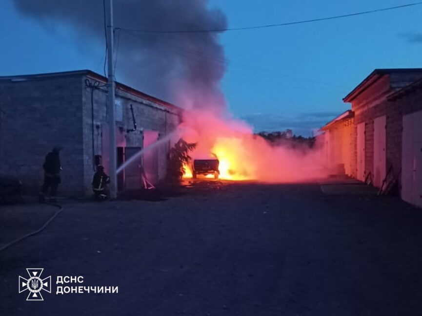 Ворожий дрон атакував цивільне авто у Краматорську: виникла пожежа (фото) - Фото №1