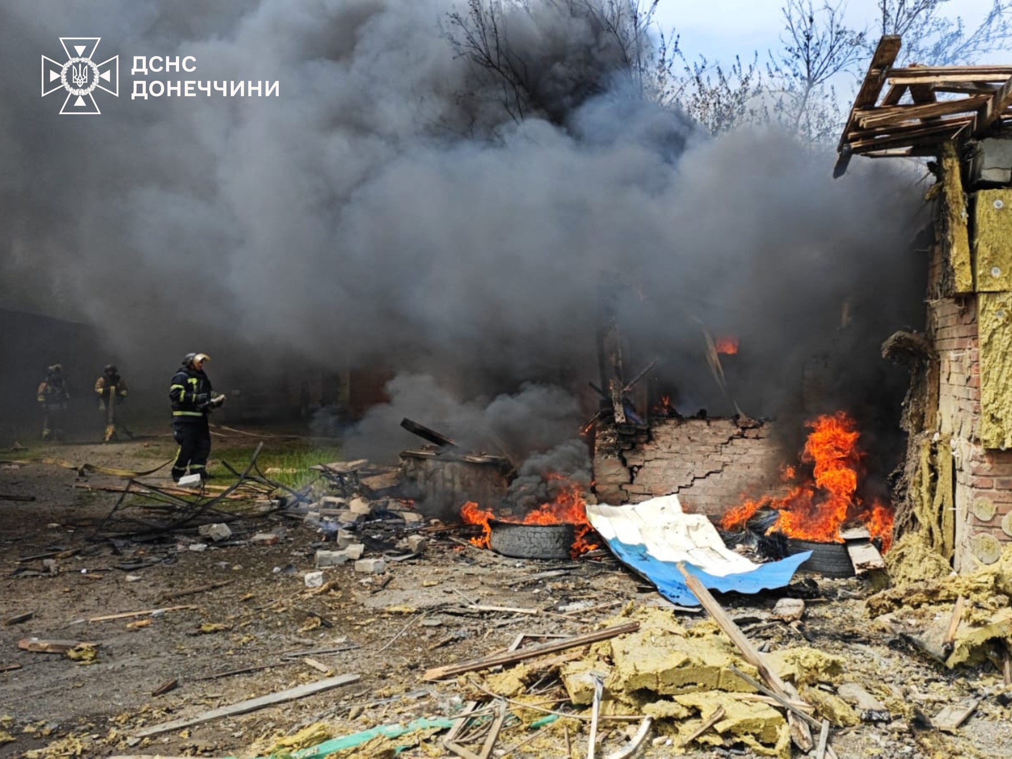 Рятувальники ліквідували шість пожеж після російських обстрілів Донеччини (фото) - Фото №1