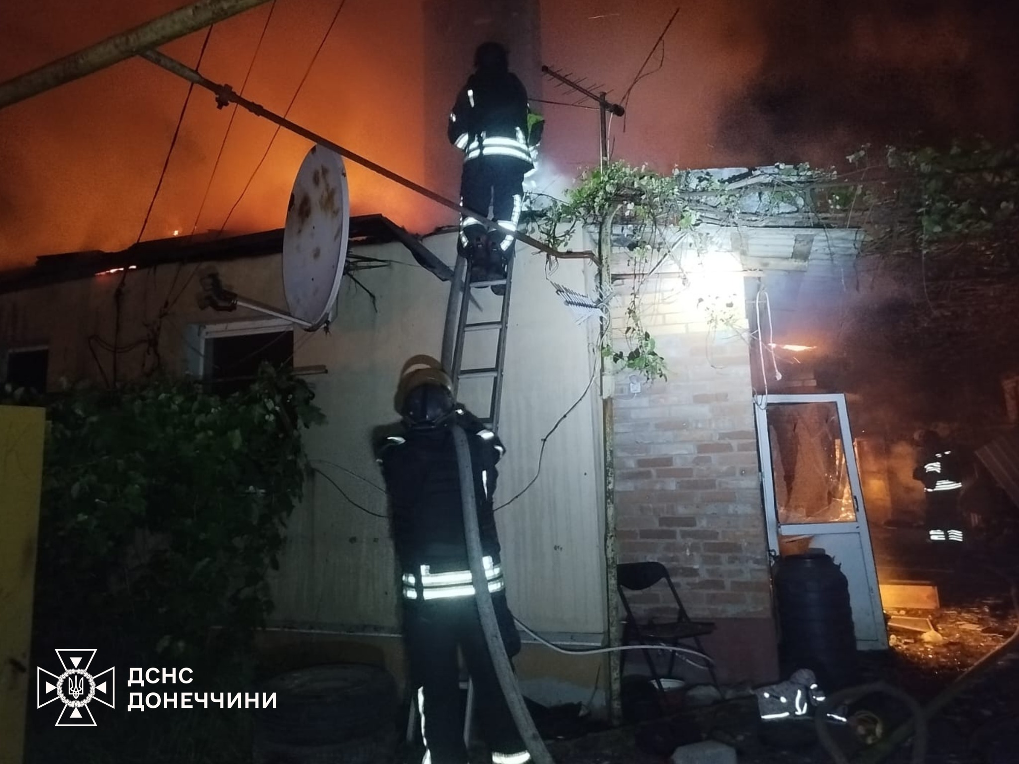 Пожежі після ворожих обстрілів: на Донеччині горіли будинки та авто (фото) - Фото №3
