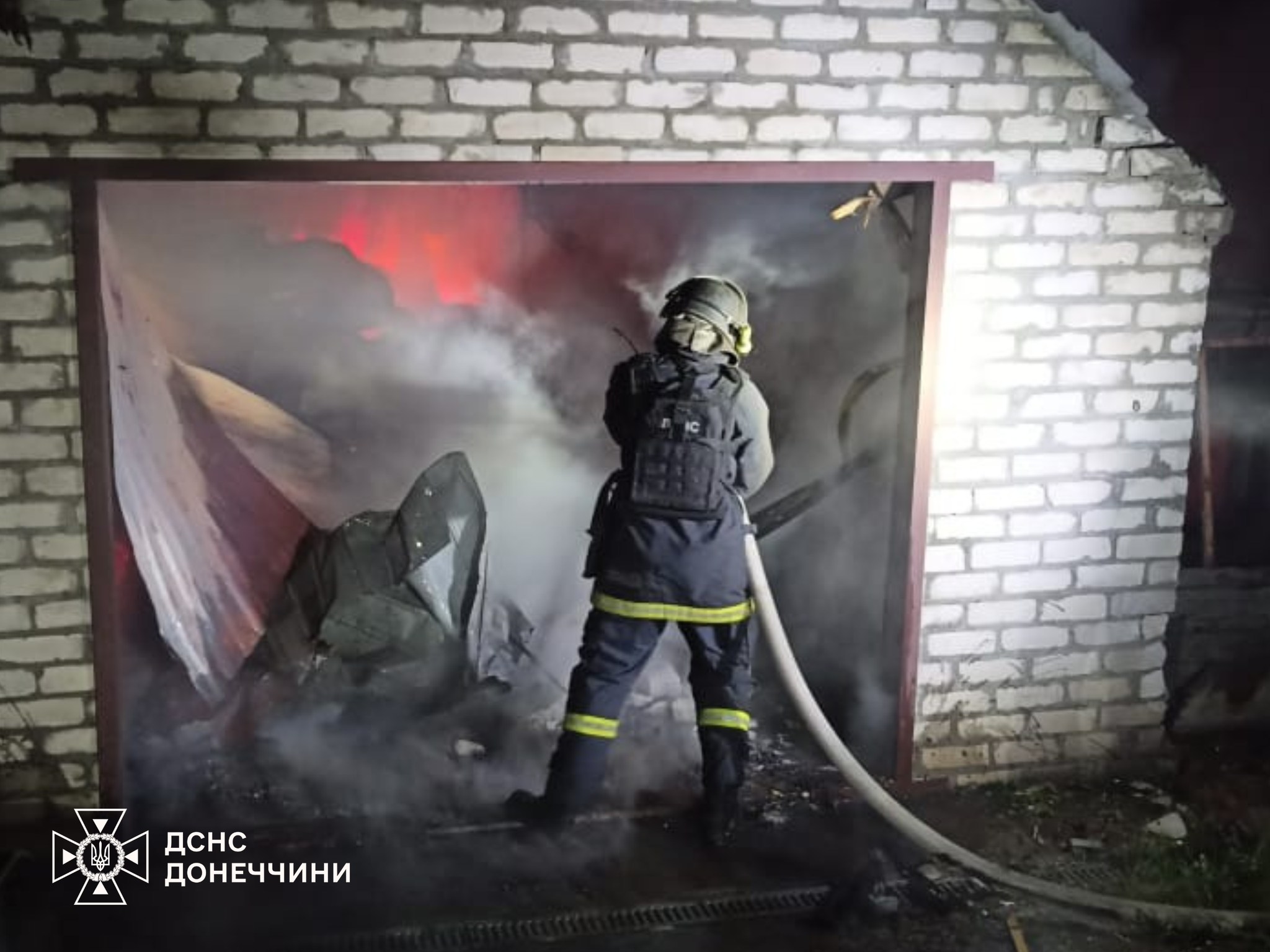 Пожежі після обстрілів: рятувальники ліквідували вісім загорянь на Донеччині (фото) - Фото №3