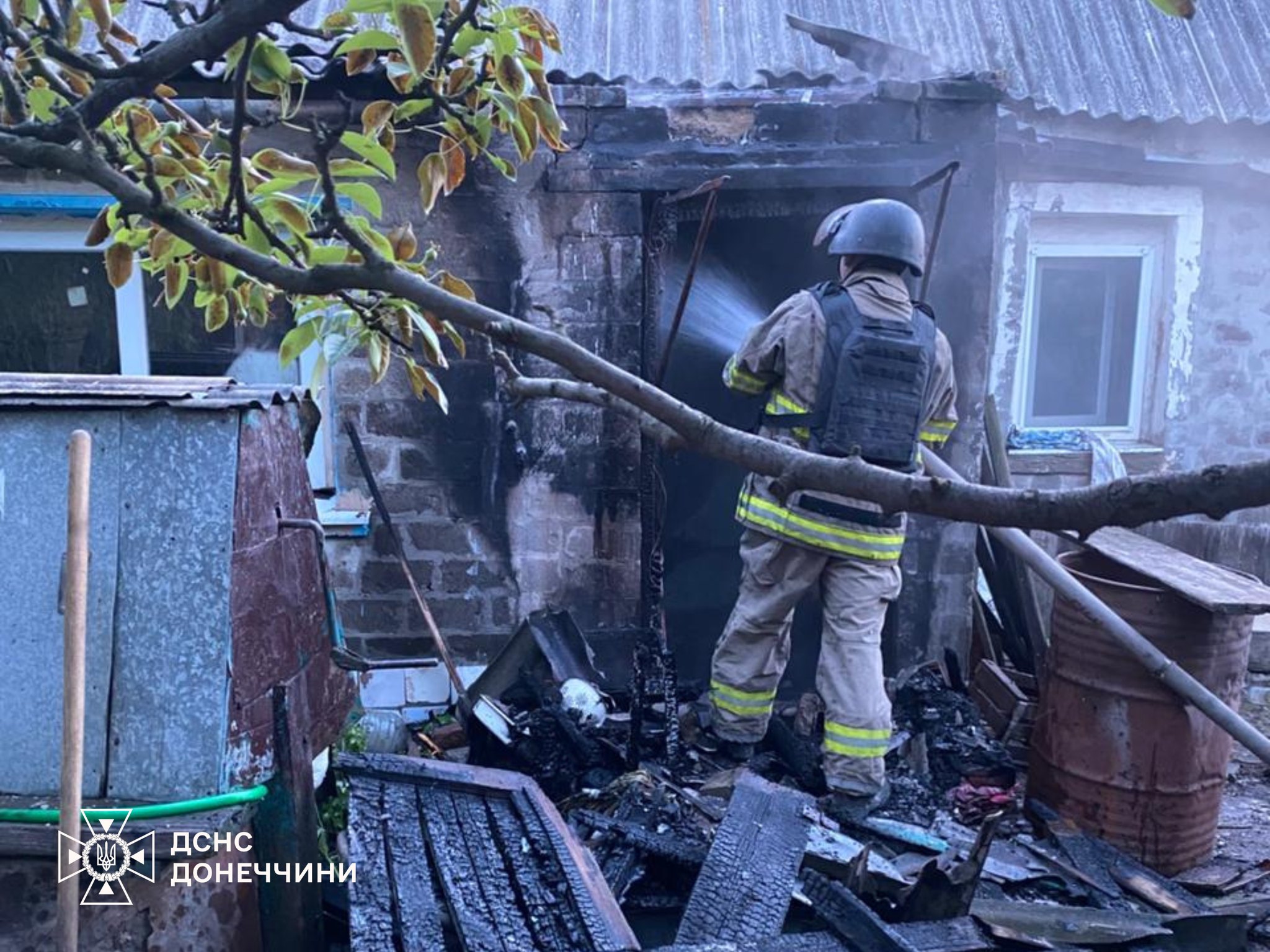 Горіли підприємства, будинки та квартири: через ворожі атаки виникли пожежі на Донеччині (фото) - Фото №2