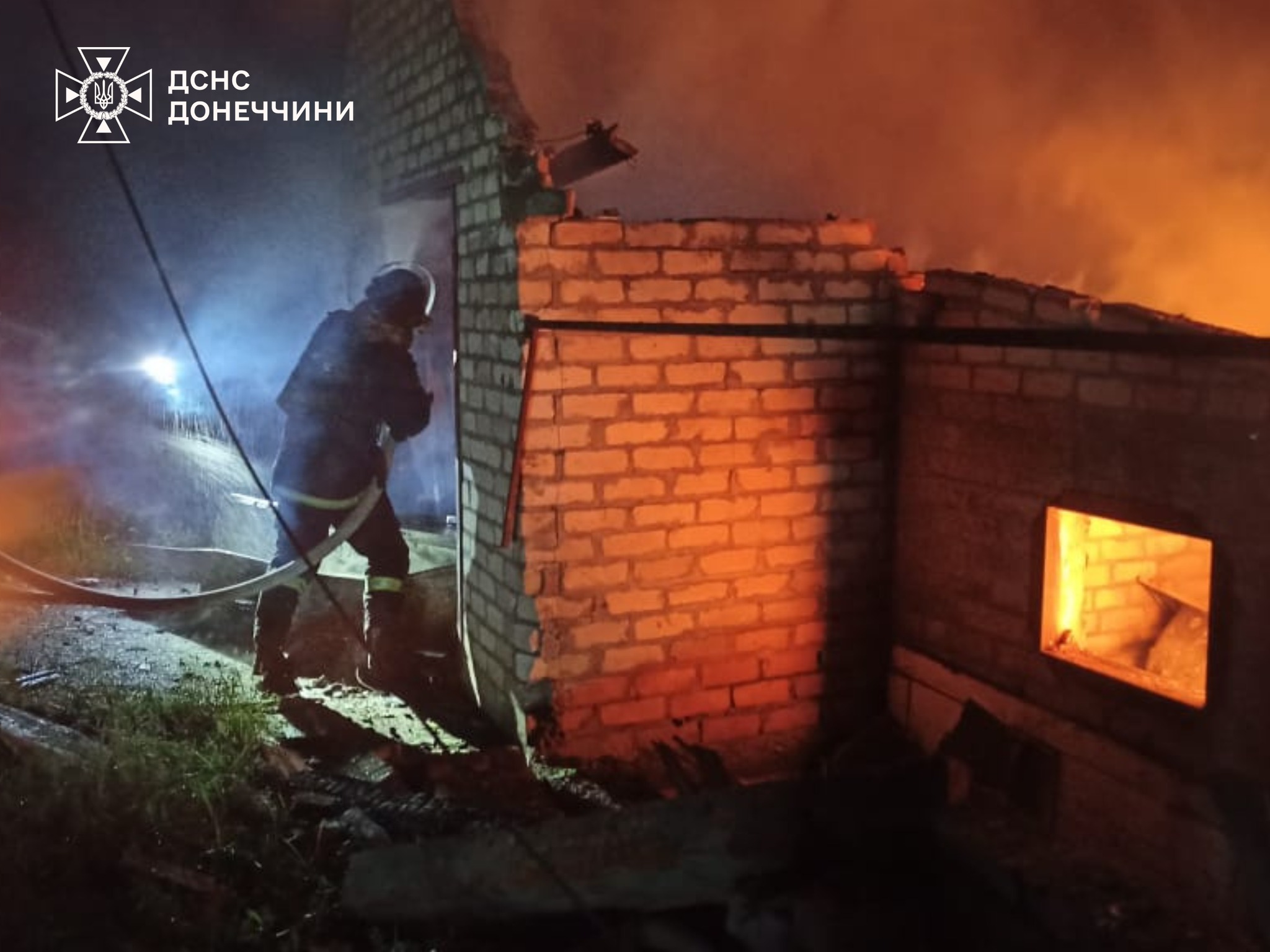 Пожежі після обстрілів: рятувальники ліквідували вісім загорянь на Донеччині (фото) - Фото №2