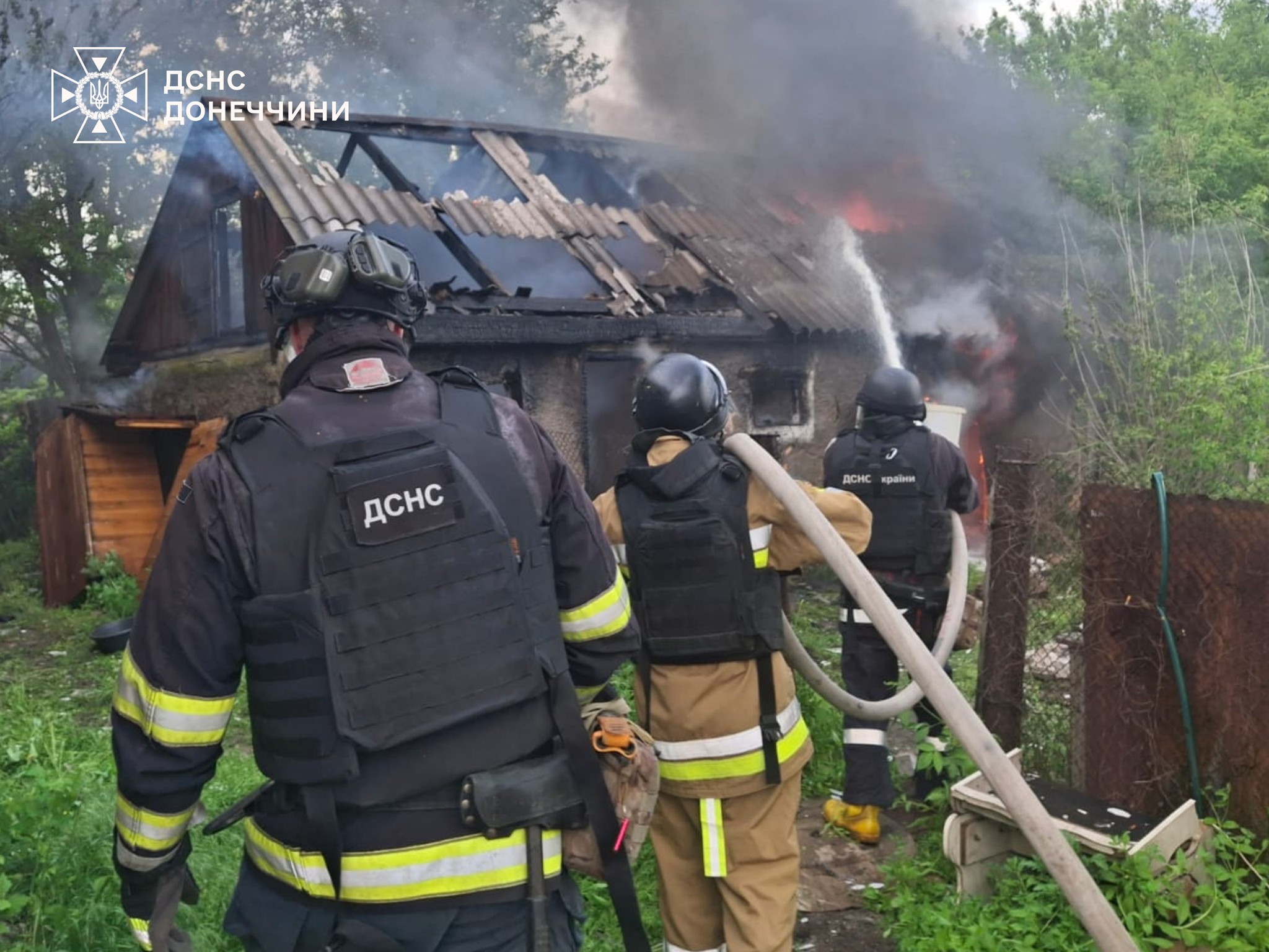 Горіли підприємства, будинки та квартири: через ворожі атаки виникли пожежі на Донеччині (фото) - Фото №3