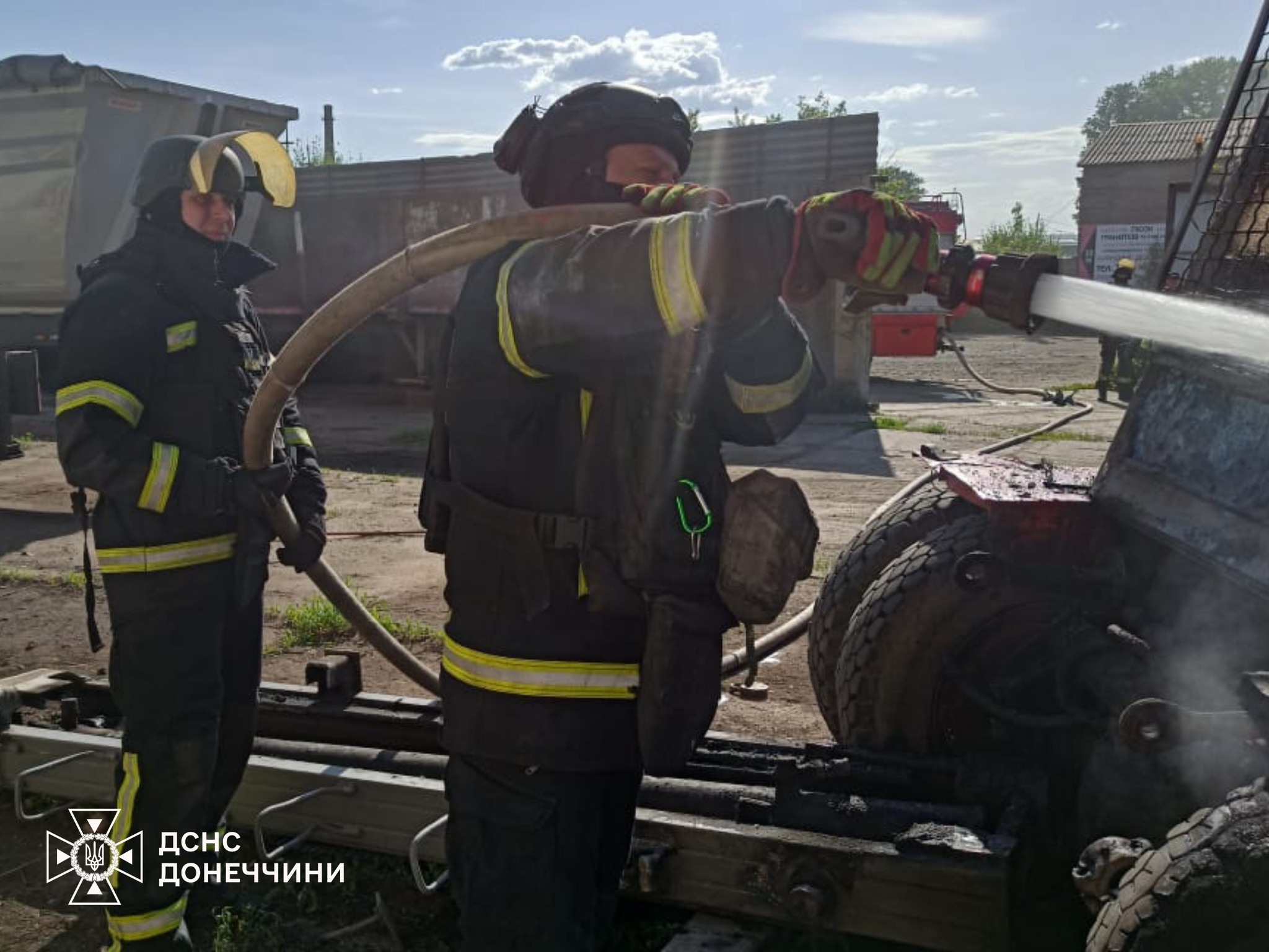 Пожежі після ворожих обстрілів: на Донеччині горіли будинки та авто (фото) - Фото №1