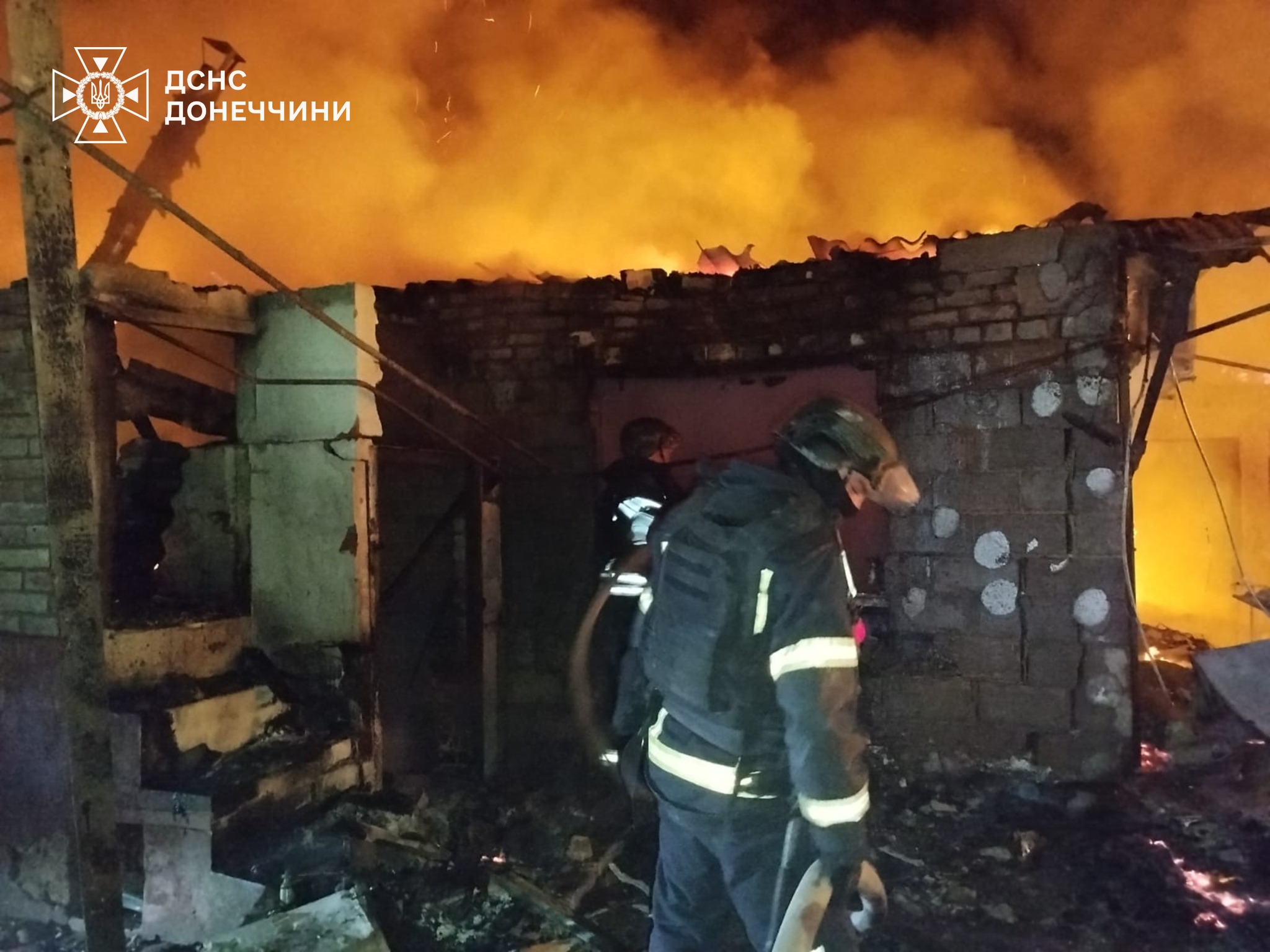 Пожежі після ворожих обстрілів: на Донеччині горіли будинки та авто (фото) - Фото №2
