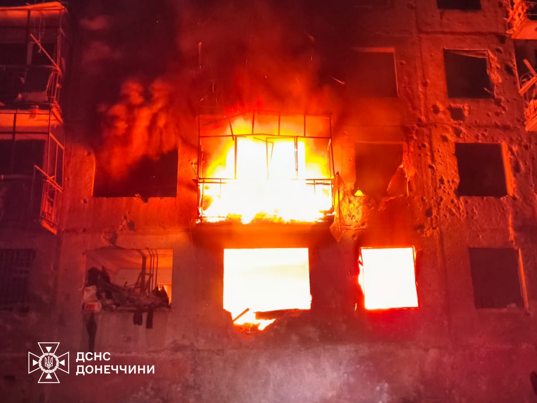 Пожежі після обстрілів: рятувальники ліквідували вісім загорянь на Донеччині (фото) - Фото №1