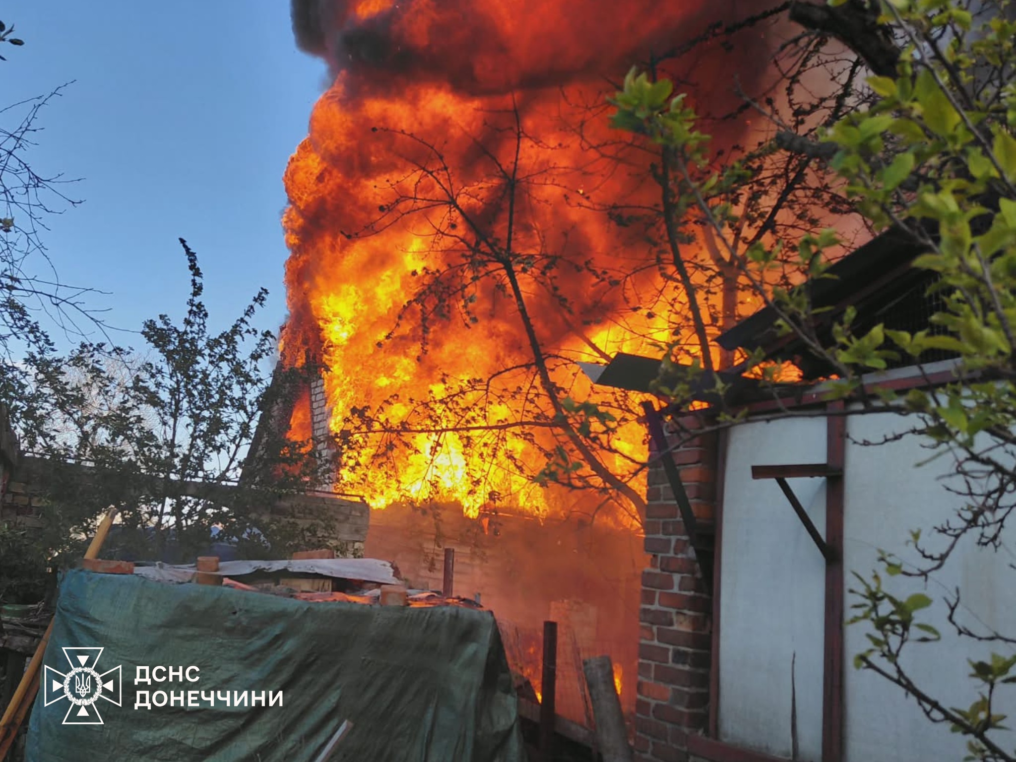 У Краматорській громаді внаслідок атаки ворожого дрона горів двоповерховий будинок (фото, відео) - Фото №1