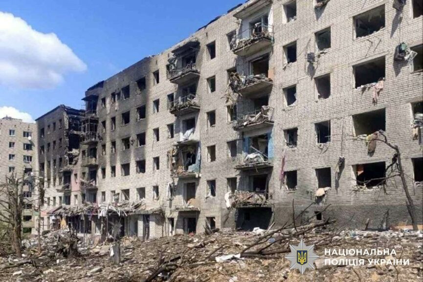 Ворог атакував міста Донеччини безпілотниками та авіабомбами: є поранені (фото) - Фото №3
