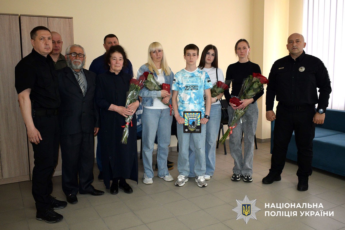 Родинам трьох загиблих правоохоронців Донеччини передали нагороди - Фото №1