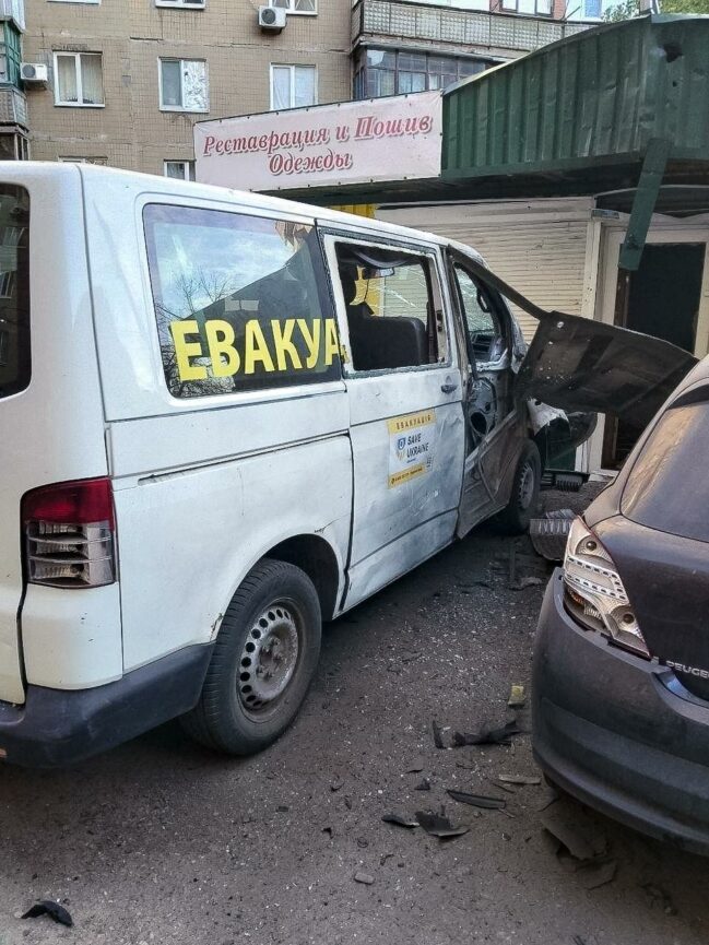 У Краматорську FPV-дрон атакував евакуаційне авто, яке вивозить дітей (фото) - Фото №2