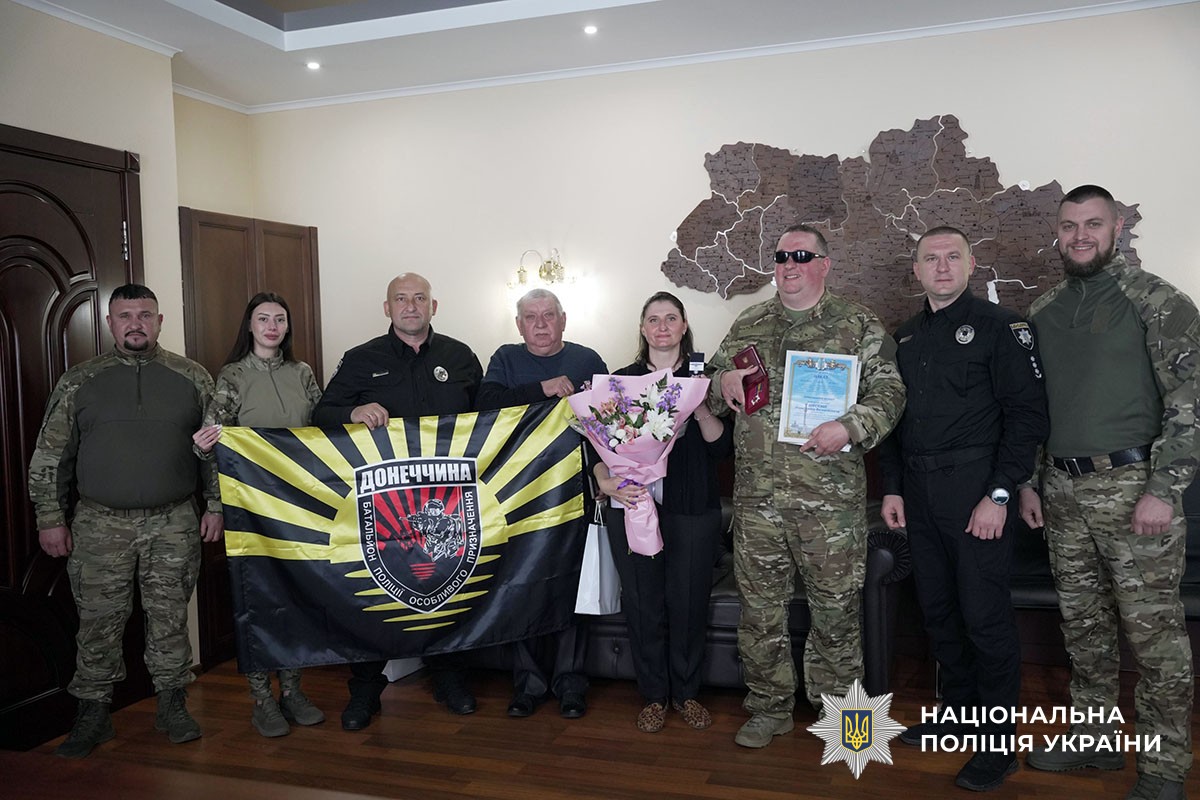 Поліцейського Донеччини, який втратив зір на передовій, нагородили орденом (фото) - Фото №1