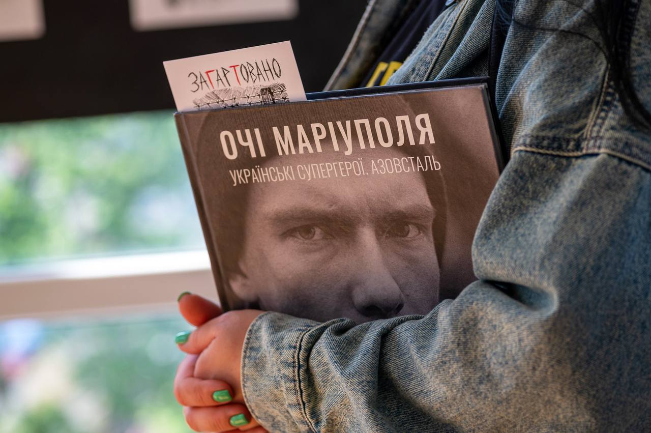 Образи з полону: у столиці презентували виставку робіт оборонця Маріуполя (фото) - Фото №2