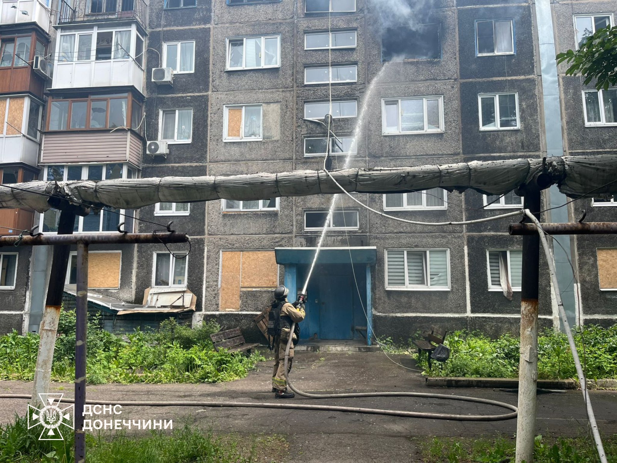 Горіли багатоповерхівки: росіяни обстріляли Дружківку (фото) - Фото №2
