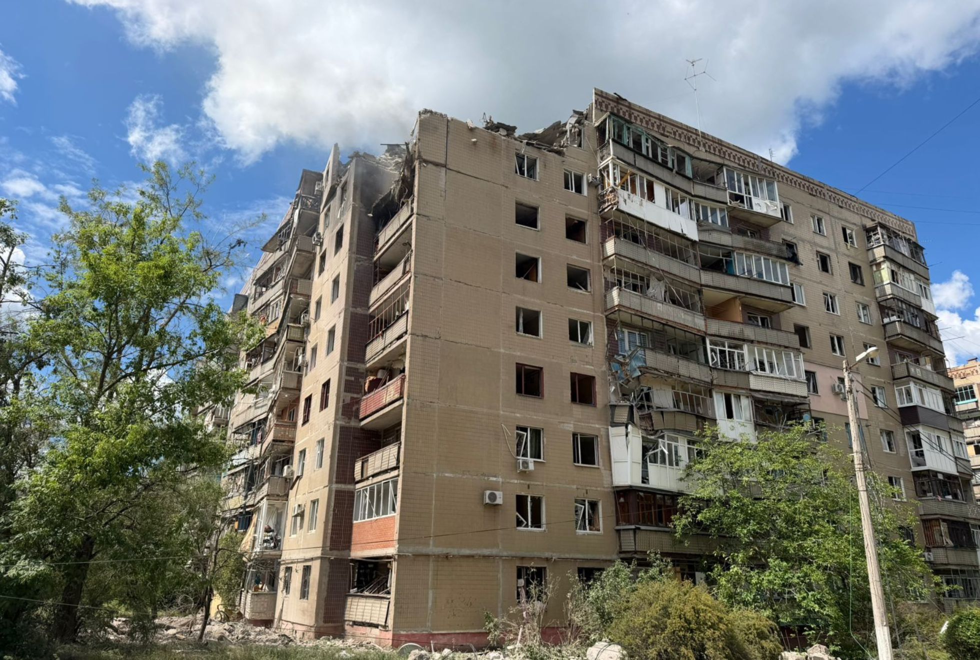 Окупанти вдарили бомбами по Дружківці: є поранені (фото) - Фото №1